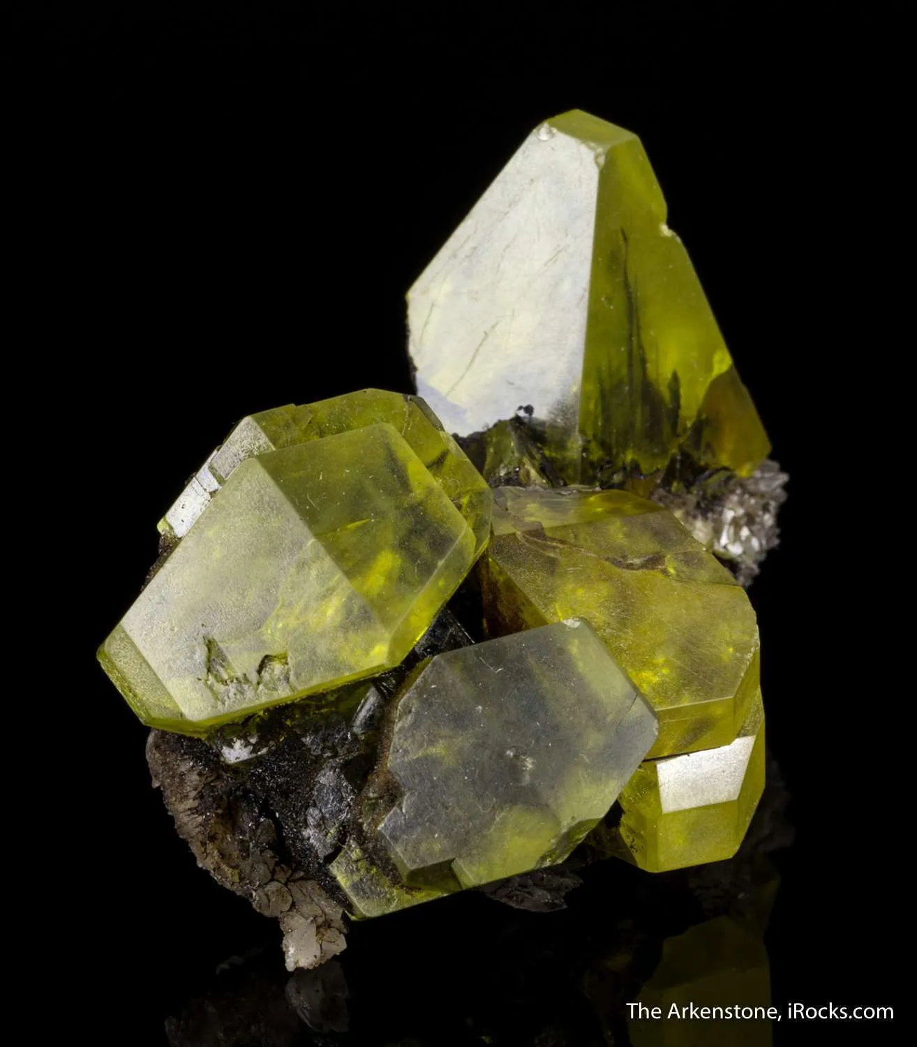 Sulfur on Aragonite with Petroleum inclusions - image 2