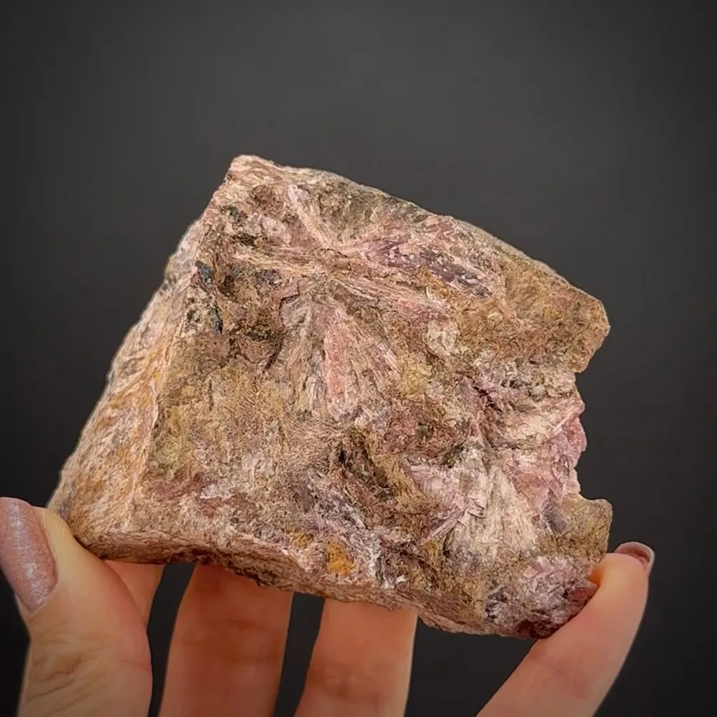 Sussexite (fibrous crystals) image