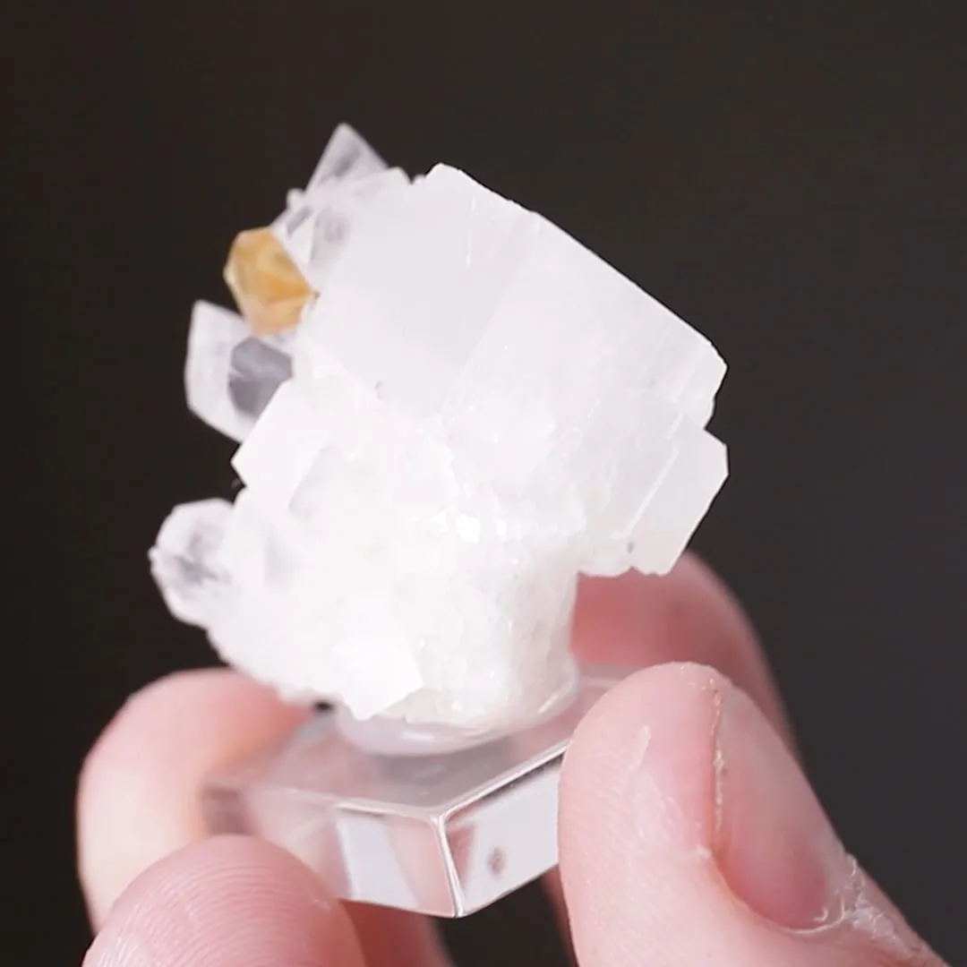 Svanbergite on Magnesite - image 2