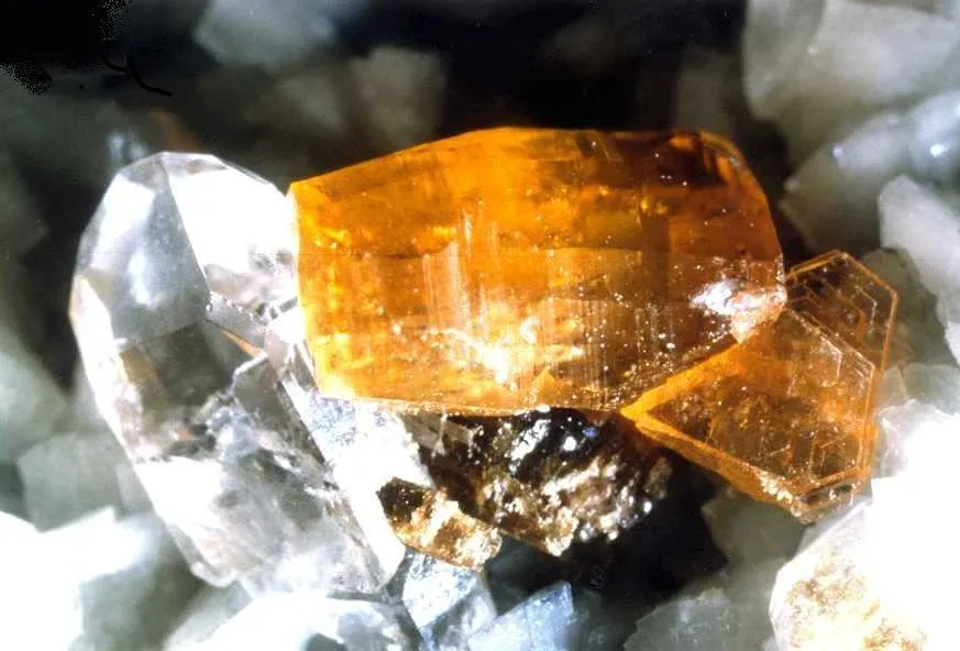 Synchysite (Ce) / Syntaxie Hydroxylbastnäsite + allanite + quartz, Trimouns, Luzenac, Ariège, France image