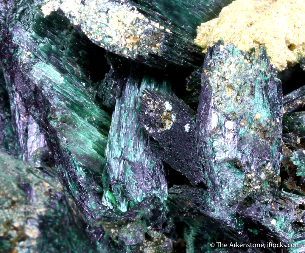 Szenicsite (type locality) with Cuprian Powellite - image 2