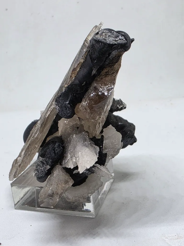 Tabular quartz with globular manganese - image 2