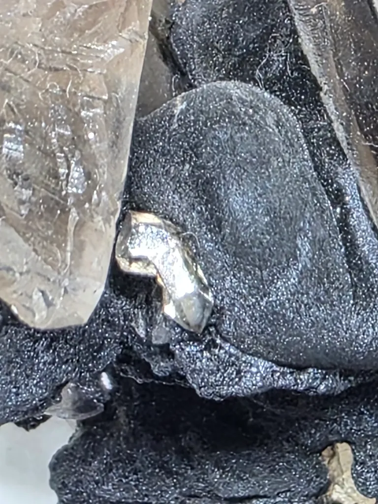 Tabular quartz with globular manganese - image 7