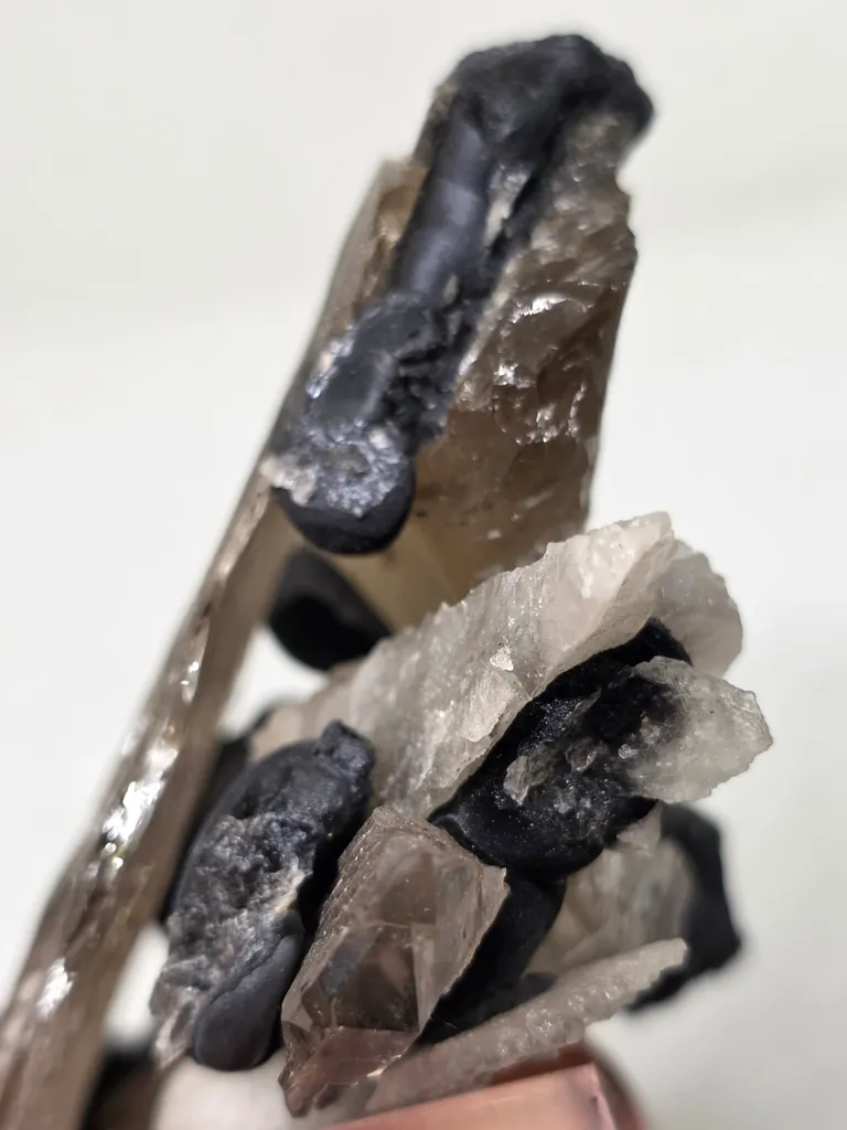 Tabular quartz with globular manganese - image 9