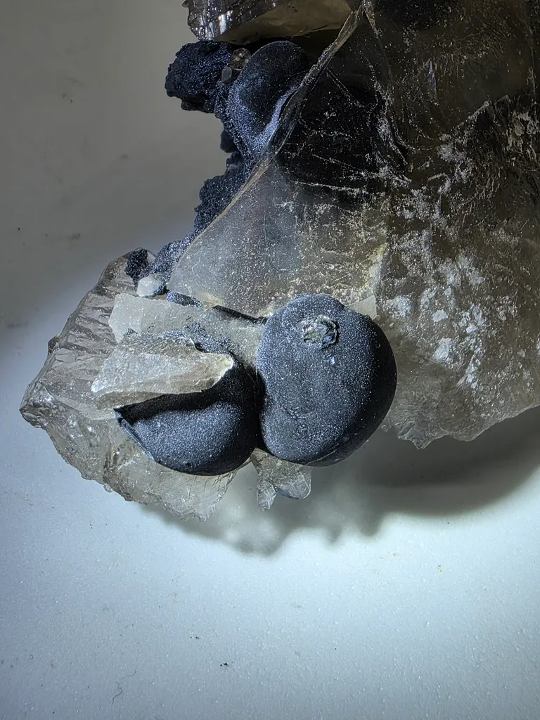 Tabular quartz with globular manganese - image 5