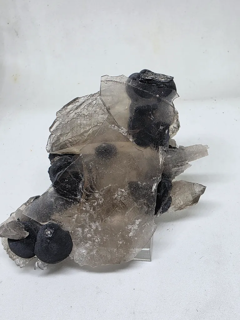 Tabular quartz with globular manganese image