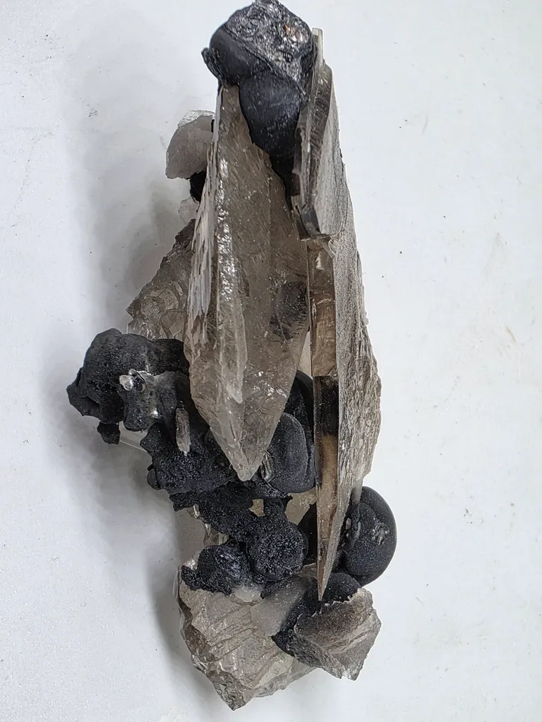 Tabular quartz with globular manganese - image 4