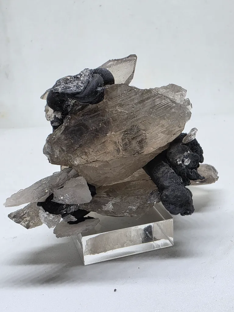 Tabular quartz with globular manganese - image 3