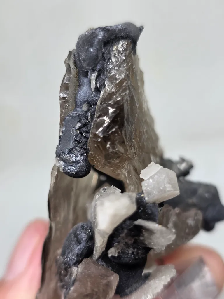 Tabular quartz with globular manganese - image 6