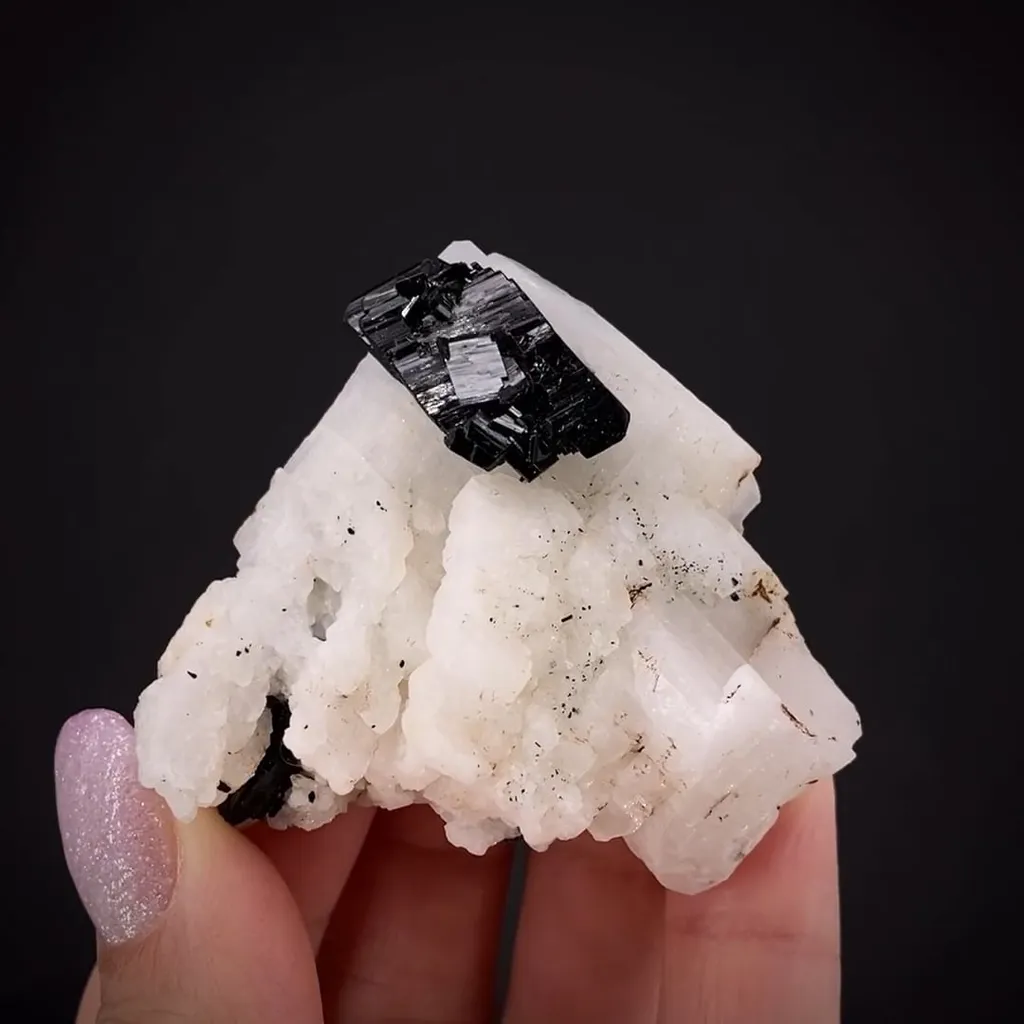 Tantalite-(Fe) on Albite - image 2