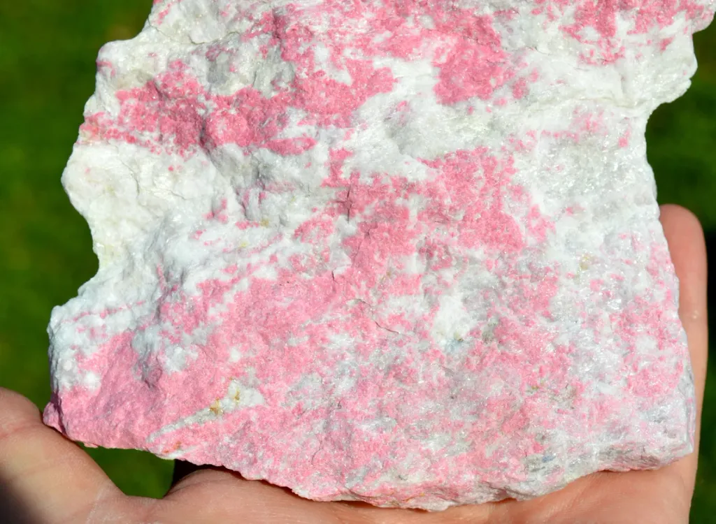 Thulite 1190 grams - Mjønes Tunnel, Åstfjorden, Snillfjord, Orkland, Trøndelag, Norway - image 3