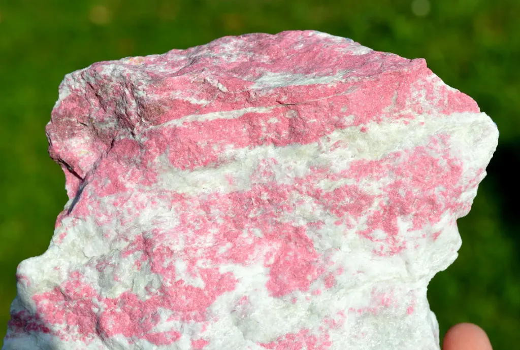 Thulite 1190 grams - Mjønes Tunnel, Åstfjorden, Snillfjord, Orkland, Trøndelag, Norway - image 2