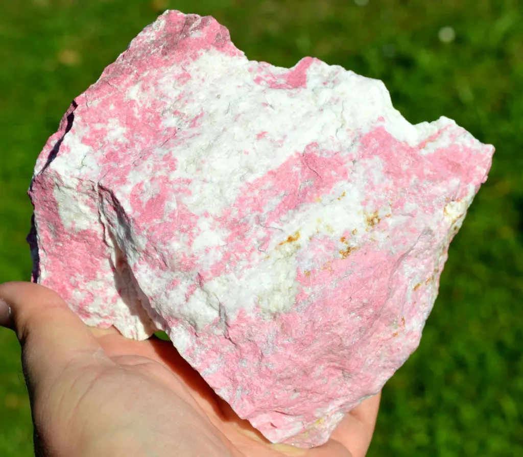 Thulite 1190 grams - Mjønes Tunnel, Åstfjorden, Snillfjord, Orkland, Trøndelag, Norway - image 4