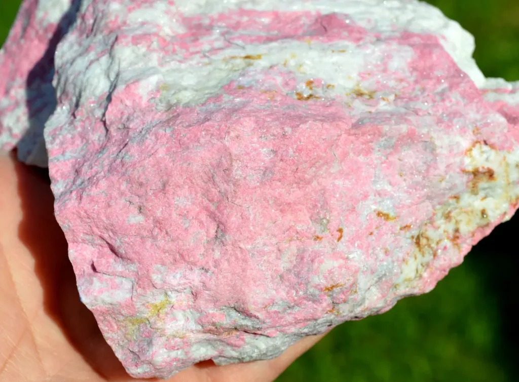 Thulite 1190 grams - Mjønes Tunnel, Åstfjorden, Snillfjord, Orkland, Trøndelag, Norway - image 5