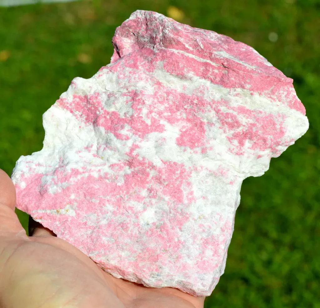 Thulite 1190 grams - Mjønes Tunnel, Åstfjorden, Snillfjord, Orkland, Trøndelag, Norway image