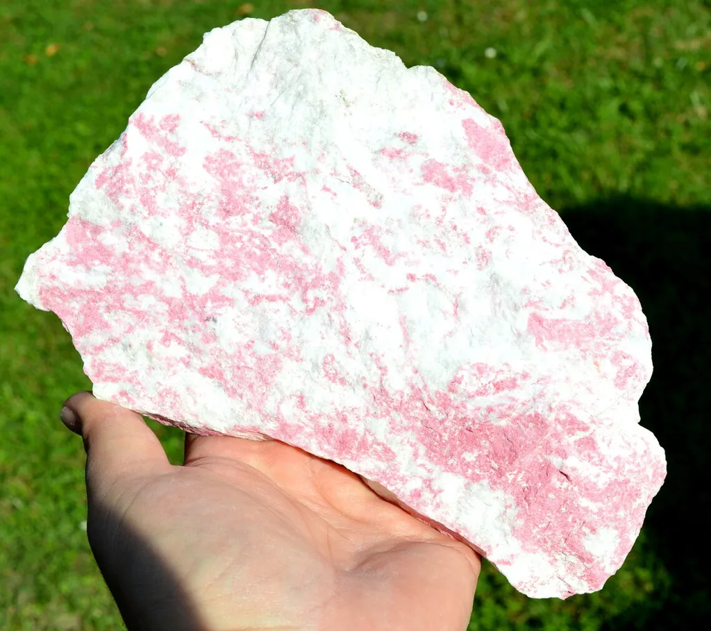 Thulite 1500 grams - Mjønes Tunnel, Åstfjorden, Snillfjord, Orkland, Trøndelag, Norway image