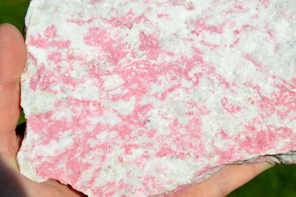 Thulite 1500 grams - Mjønes Tunnel, Åstfjorden, Snillfjord, Orkland, Trøndelag, Norway - image 3
