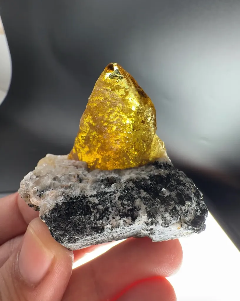 Titanite from Pakistan, Khyber Pakhtunkhwa Province, Hameed Abad Kafoor Dheri image