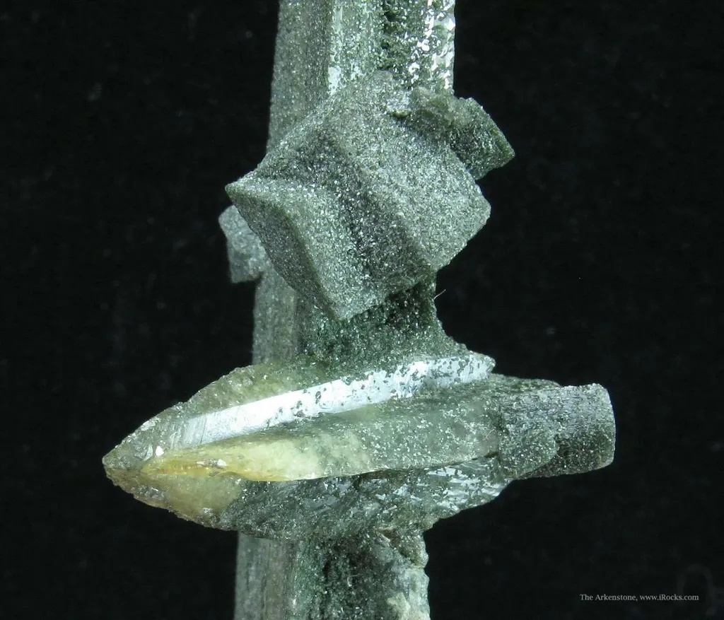 Titanite Included By Chlorite - image 3