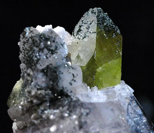 Titanite, Quartz, Hematite, Adularia - image 2