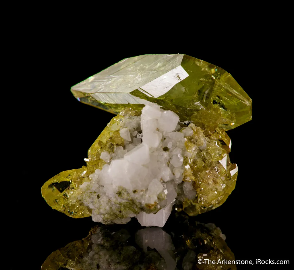 Titanite (twin) with Albite image