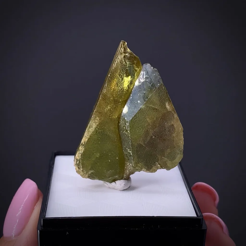 Titanite (twinned) image