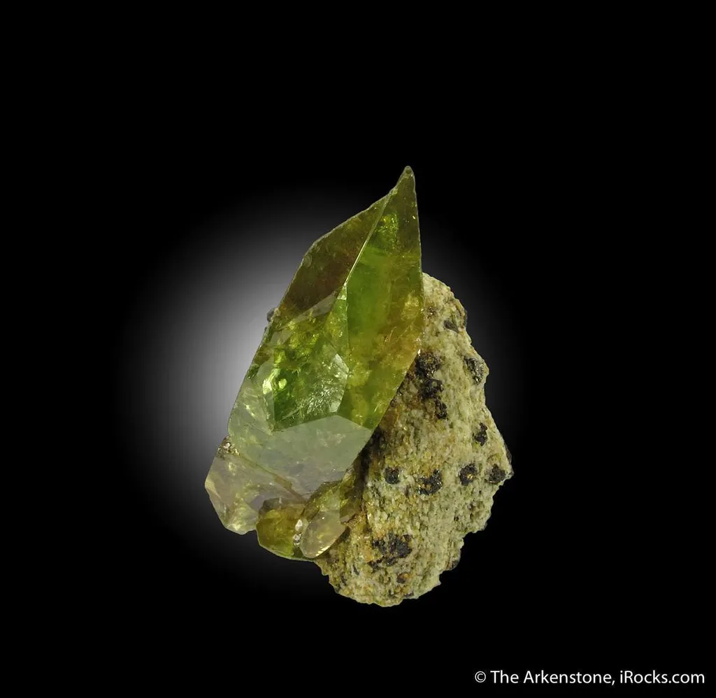 Titanite (twinned) - image 2
