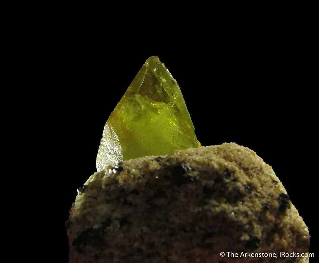 Titanite (twinned) - image 3