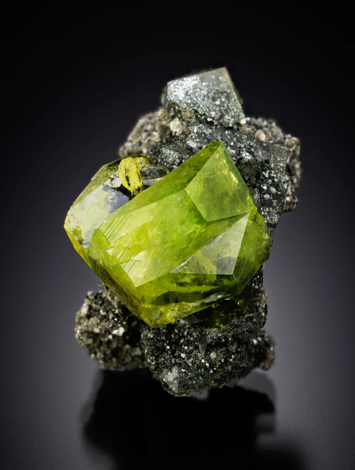 Titanite (twinned) on matrix - image 1