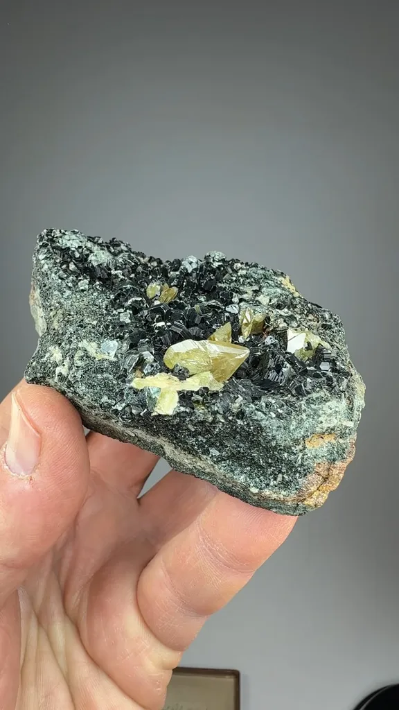 Titanite with Chlorite - image 2