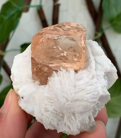 Topaz, peach colored, in Clevelandite matrix - image 2