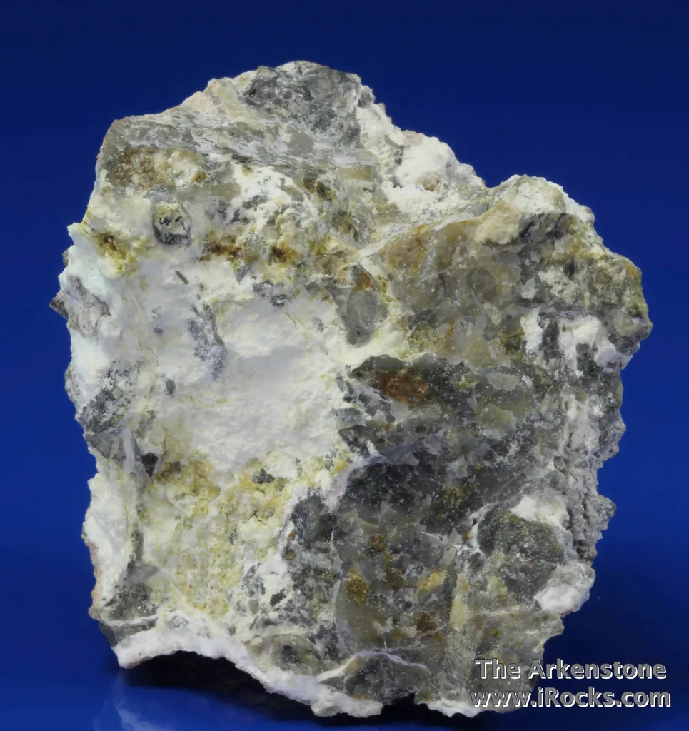 Torrecillasite (type locality) with Mangnesiokoritnigite and Tamarugite on Gypsum image