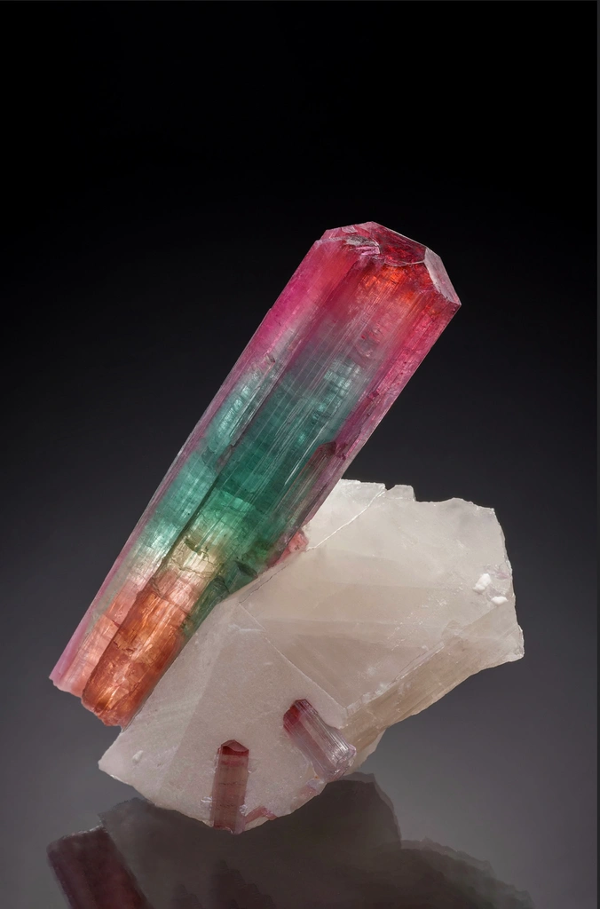 Tourmaline on Quartz image