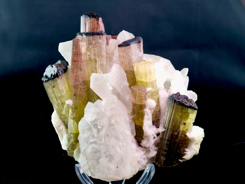 Tourmaline on Quartz image