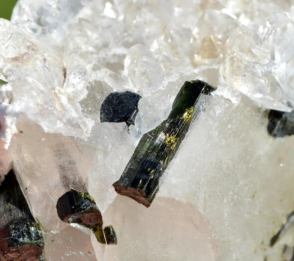 Tourmaline var. Verdelite & Quartz - 610 grams - Minas Gerais, Brazil - image 4