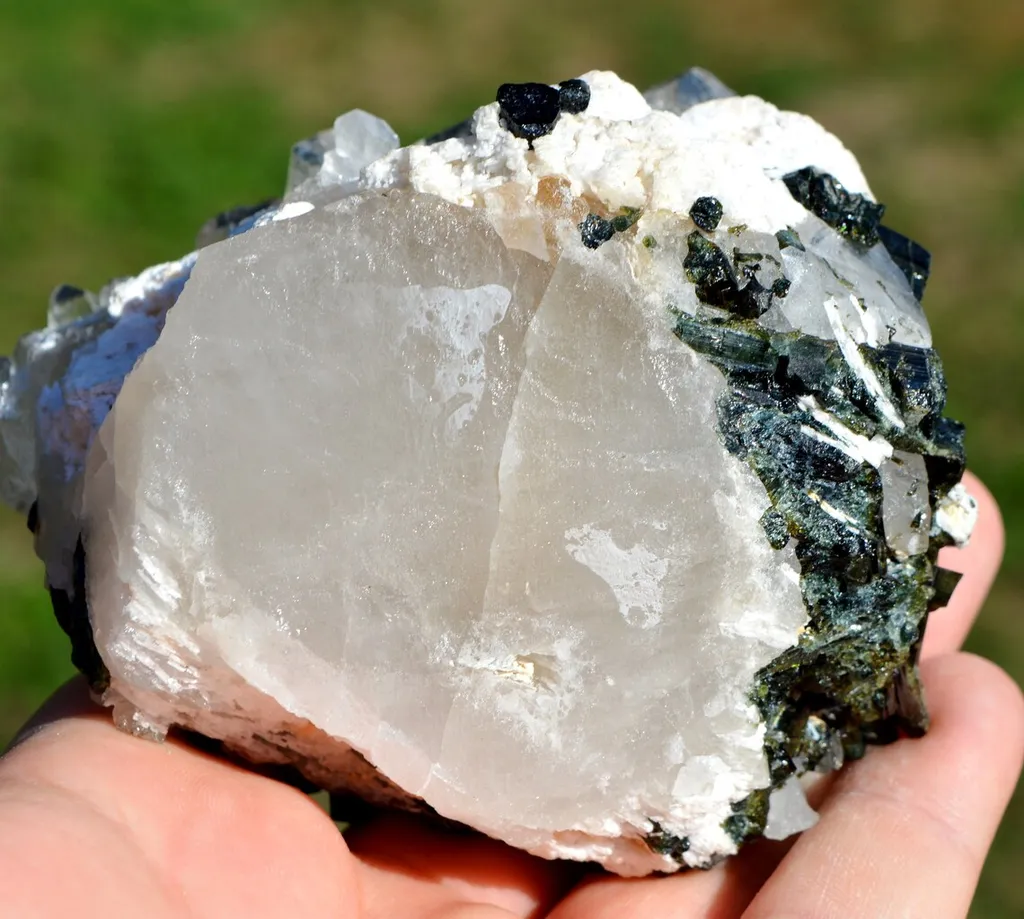 Tourmaline var. Verdelite & Quartz - 610 grams - Minas Gerais, Brazil - image 6
