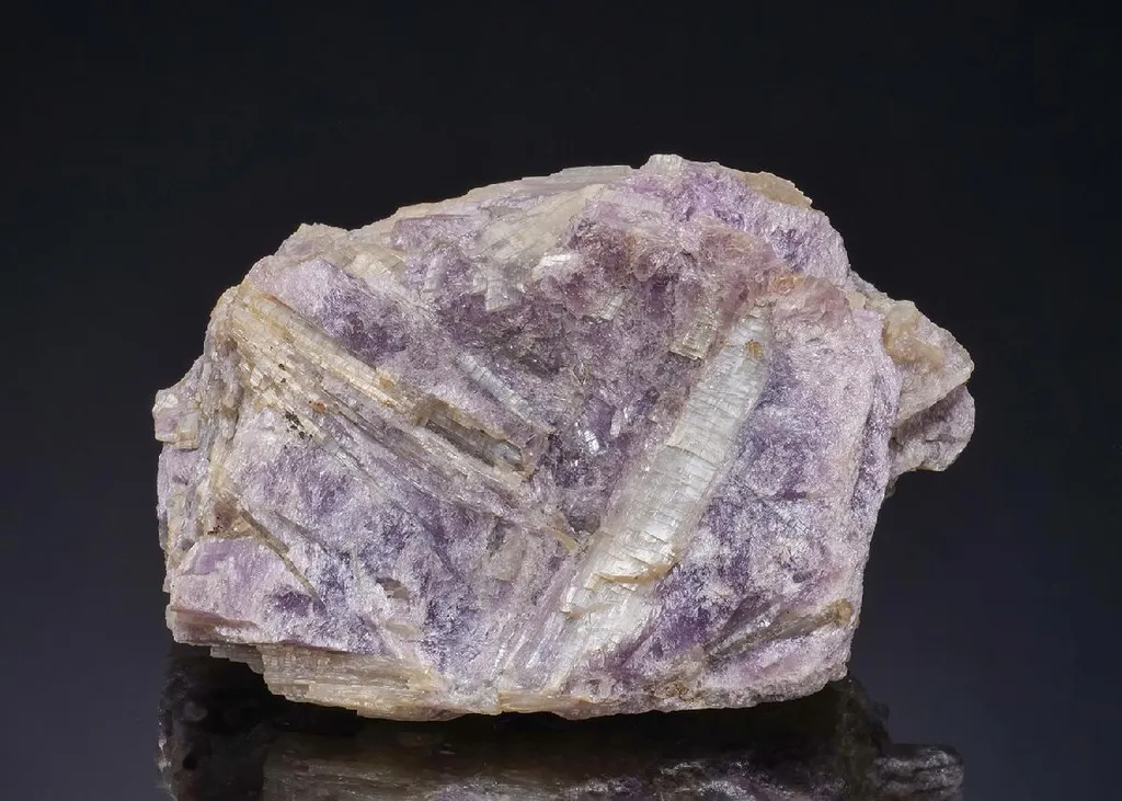 TREMOLITE var. Hexagonite