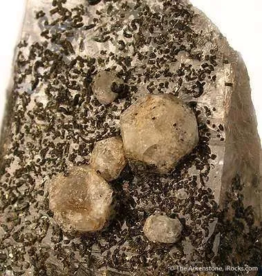 Tsaregorodtsevite on Quartz - image 2