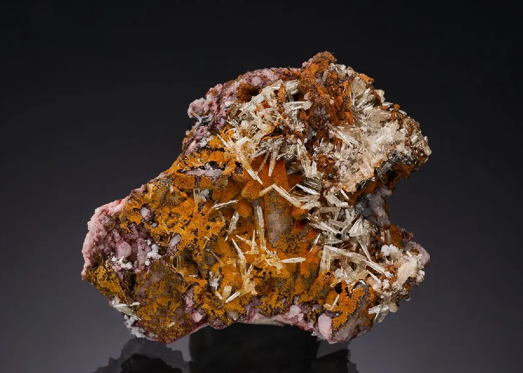 Tsumcorite and Mimetite on Quartz image