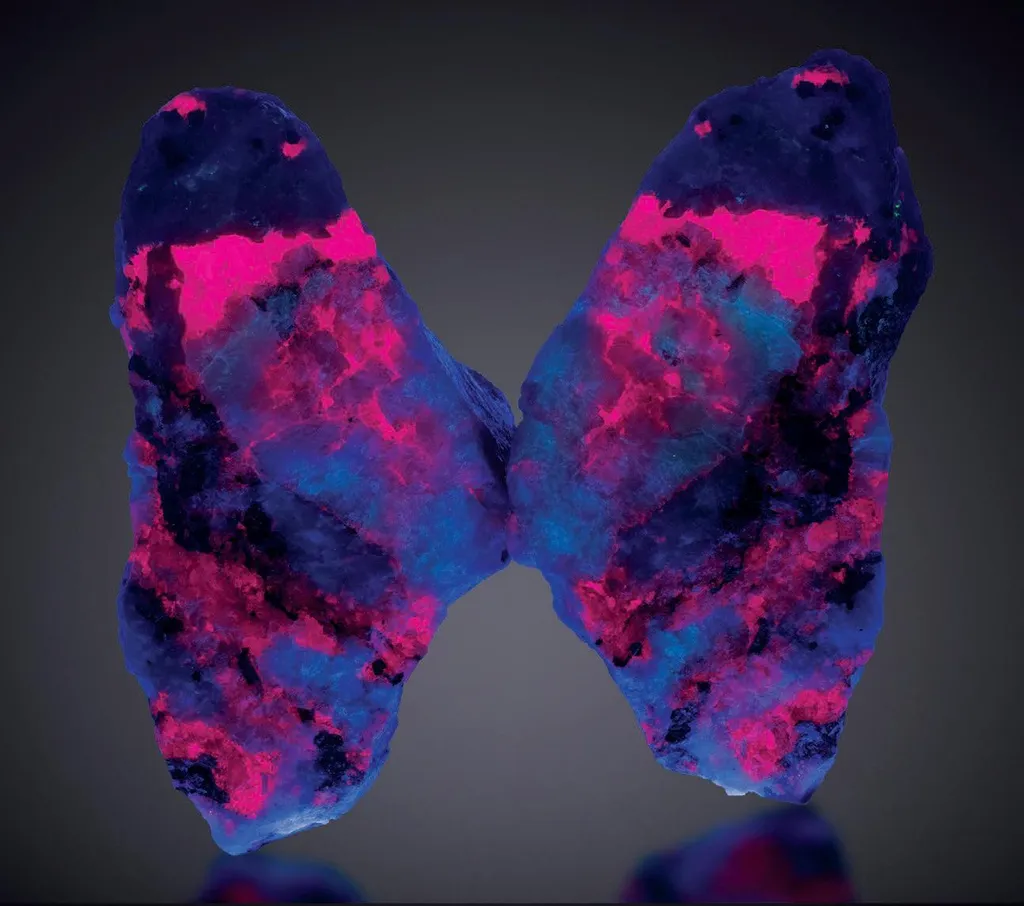 Tugtupite, Chkalovite image