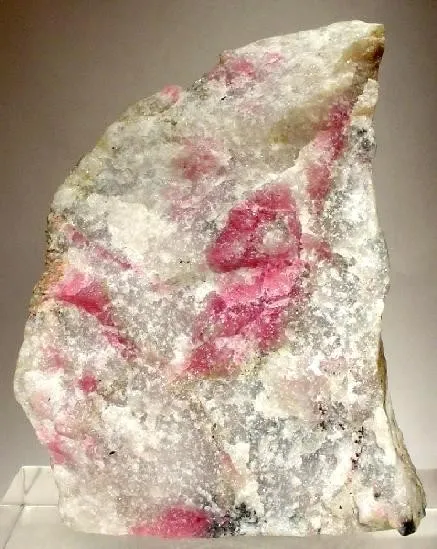 Tugtupite, Quartz image