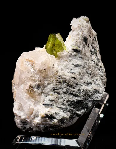 Twin of Titanite (Sphene) on Calcite image