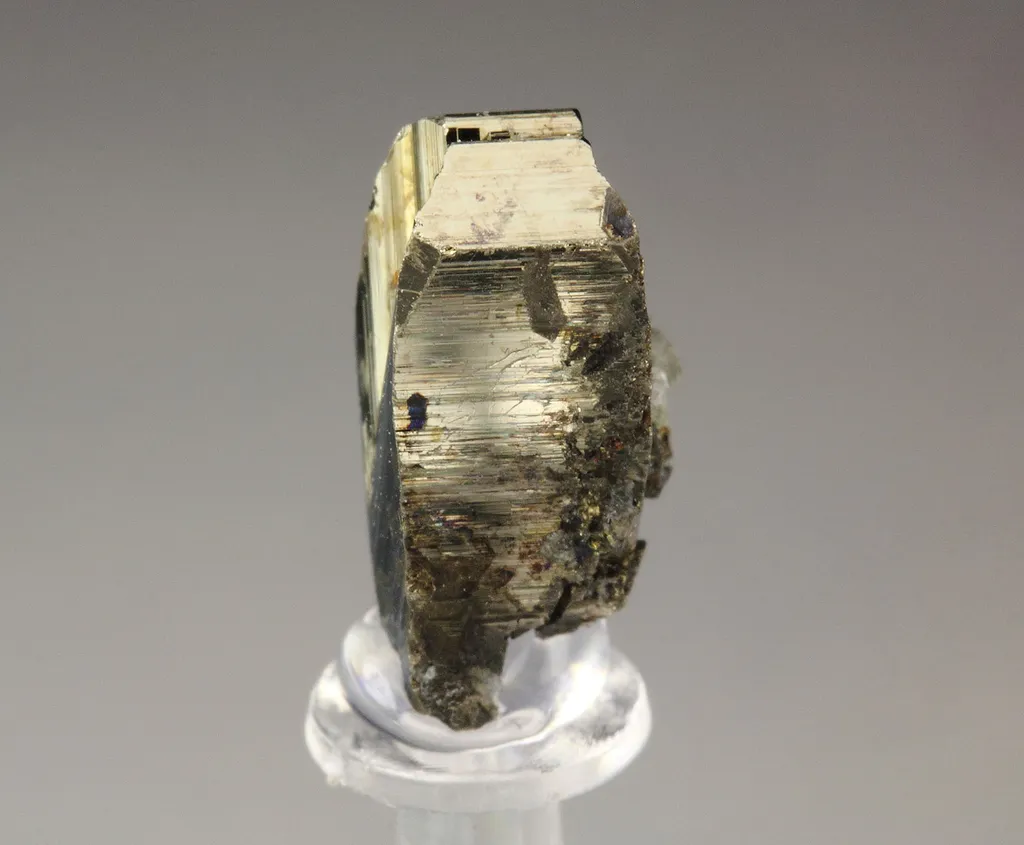 twinned CUBANITE from Canada, Québec, Chibougamau, Henderson No. 2 mine - image 4