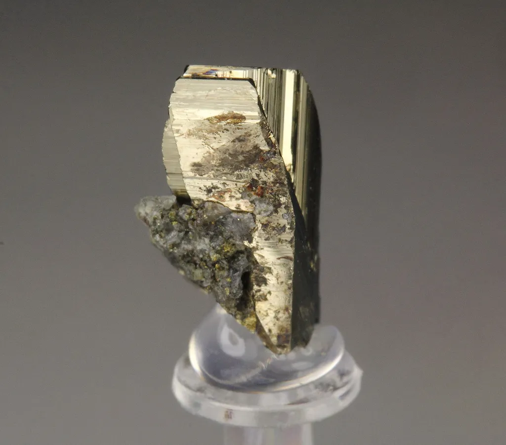 twinned CUBANITE from Canada, Québec, Chibougamau, Henderson No. 2 mine - image 2
