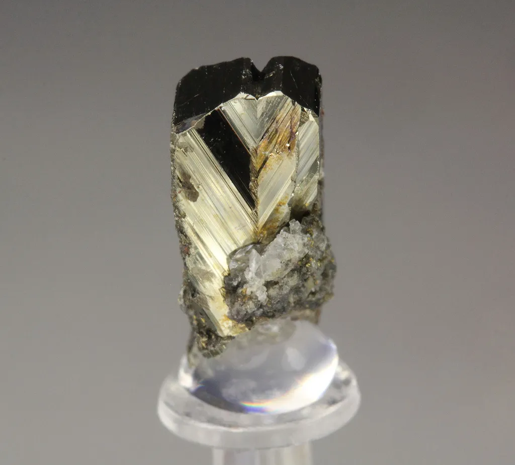 twinned CUBANITE from Canada, Québec, Chibougamau, Henderson No. 2 mine - image 3