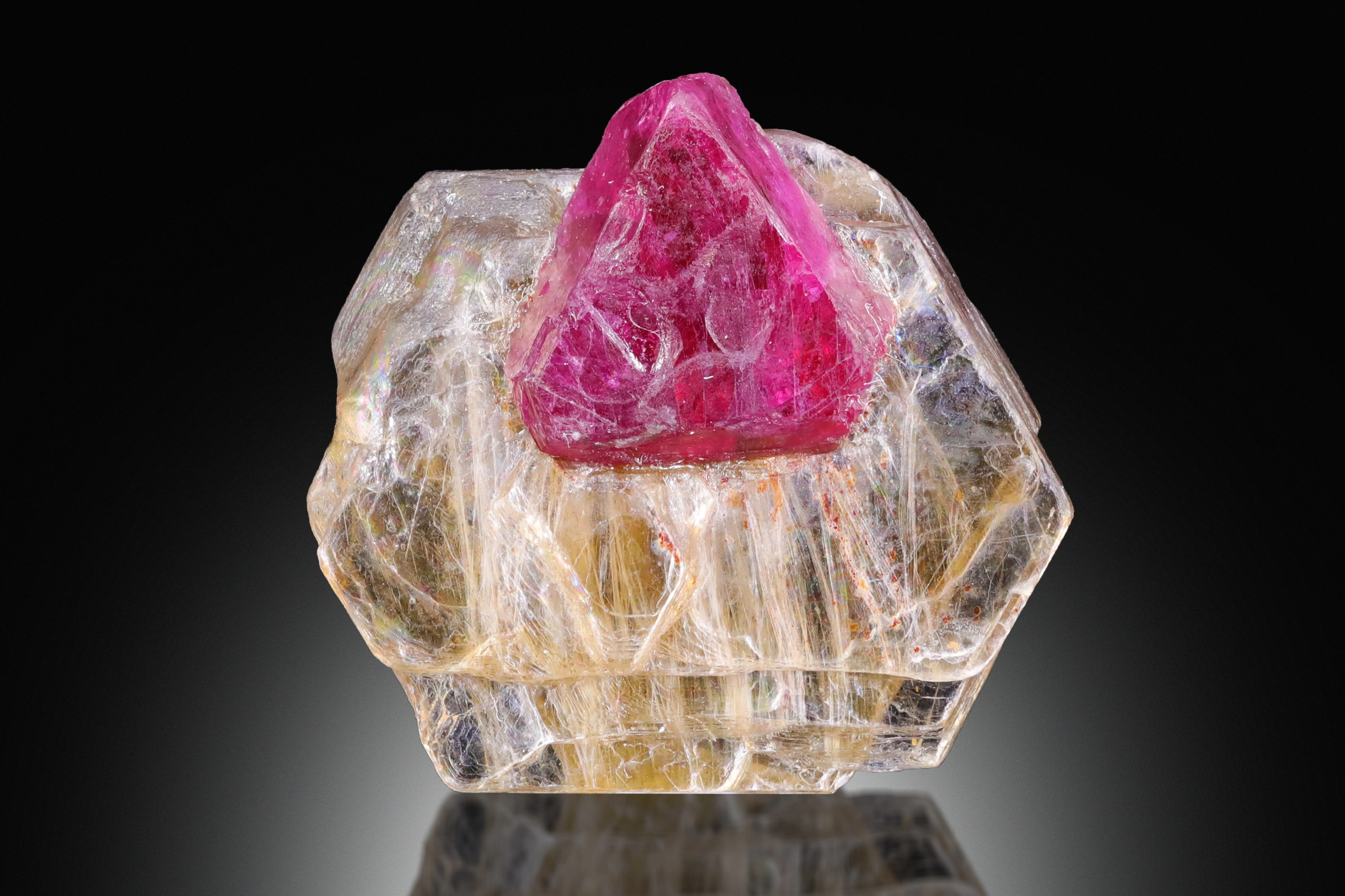 twinned Spinel on Phlogoppite - image 1