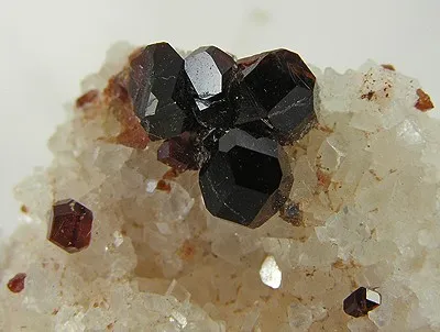 Uvite, Magnesite - image 2