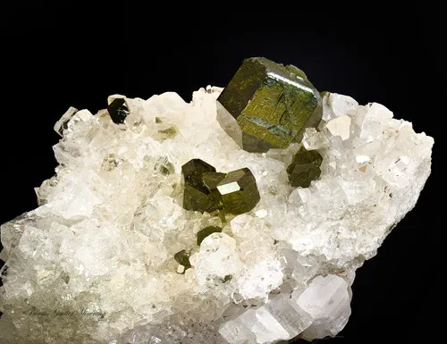 Uvite on Magnesite - image 3
