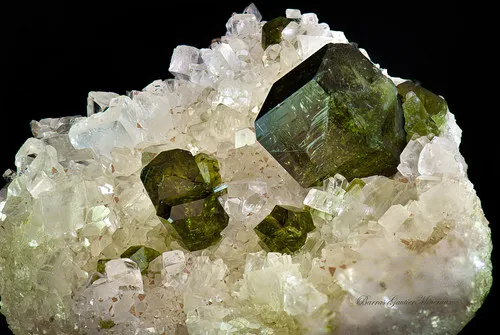 Uvite on Magnesite - image 4