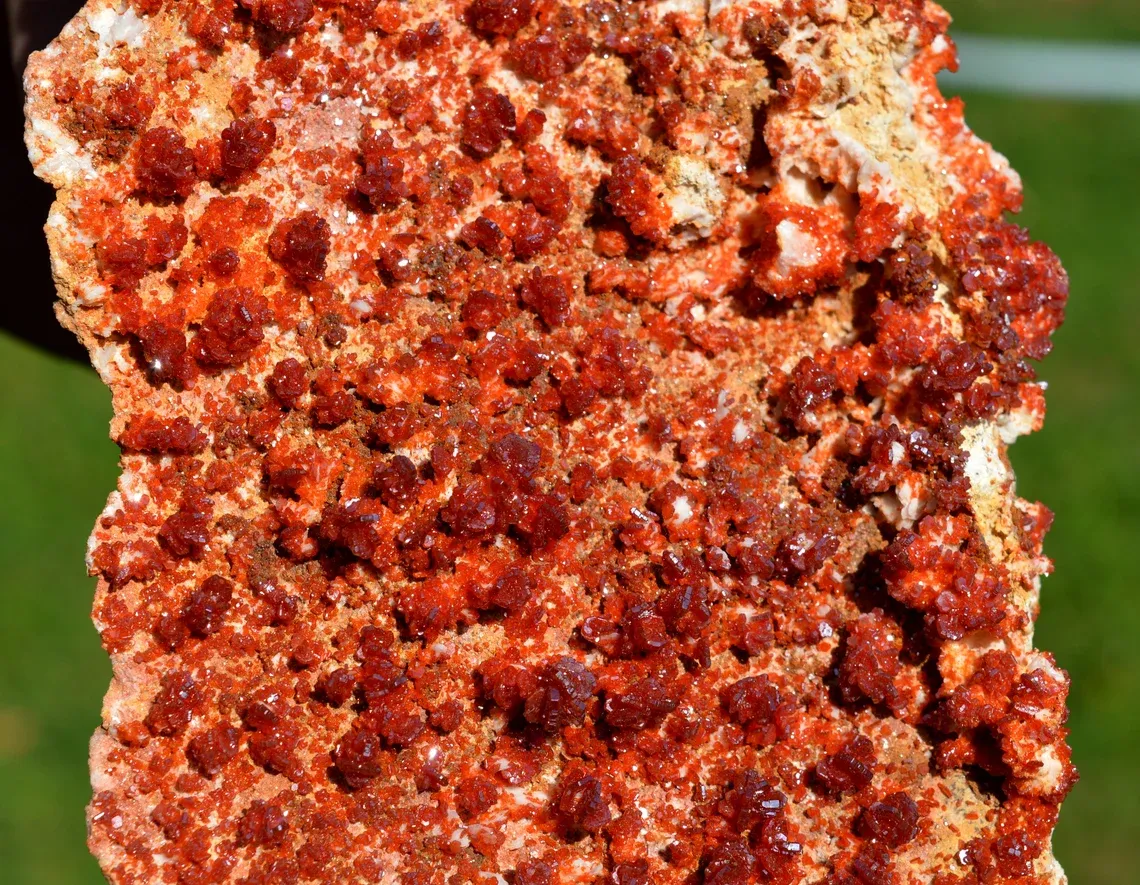 Vanadinite 4500 grams - Mibladen, Aït Oufella Caïdat, Midelt, Drâa-Tafilalet Region, Morocco - image 3